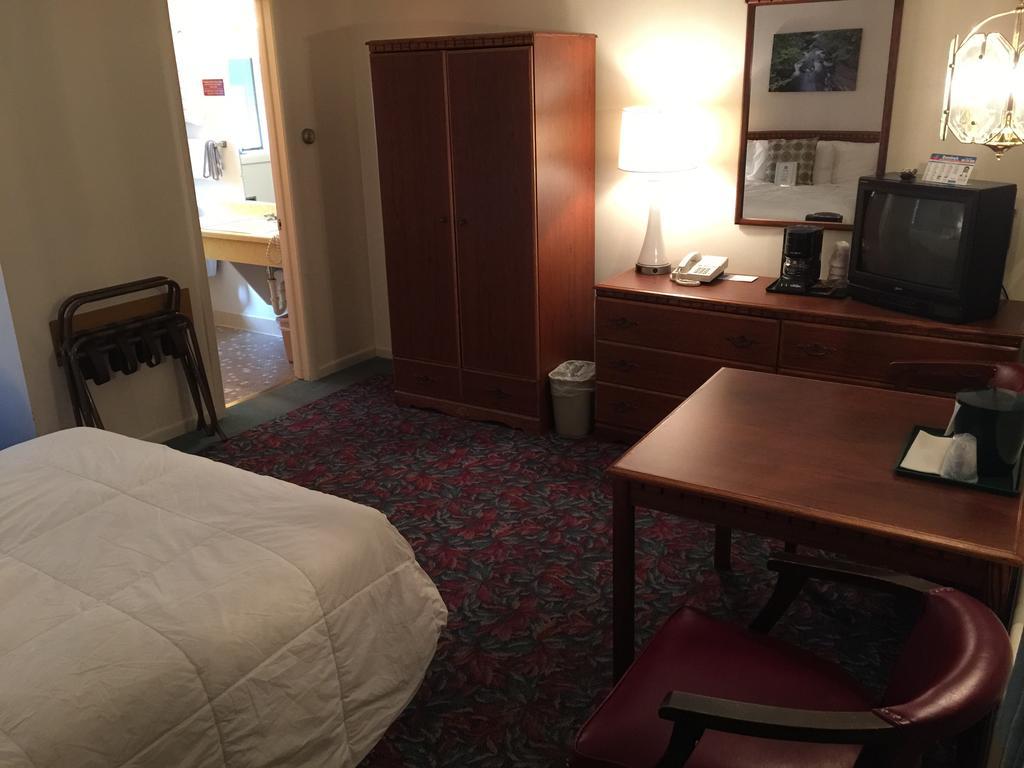 Cedar Motor Inn ماركيت الغرفة الصورة
