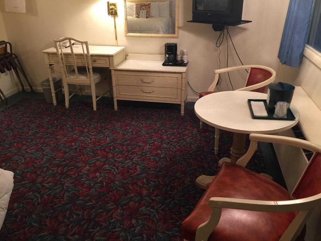 Cedar Motor Inn ماركيت الغرفة الصورة
